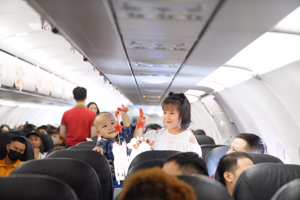 Vietjet mang tới cho khách hàng, đặc biệt là các bạn nhỏ không khí Trung Thu với đèn lồng máy bay Amy, bánh Trung Thu và những lời chúc tốt đẹp.