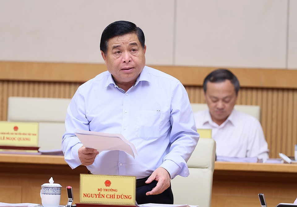 Bộ trưởng Bộ Kế hoạch và Đầu tư Nguyễn Chí Dũng báo cáo tình hình kinh tế-xã hội tháng Chín. (Ảnh: Dương Giang/TTXVN)