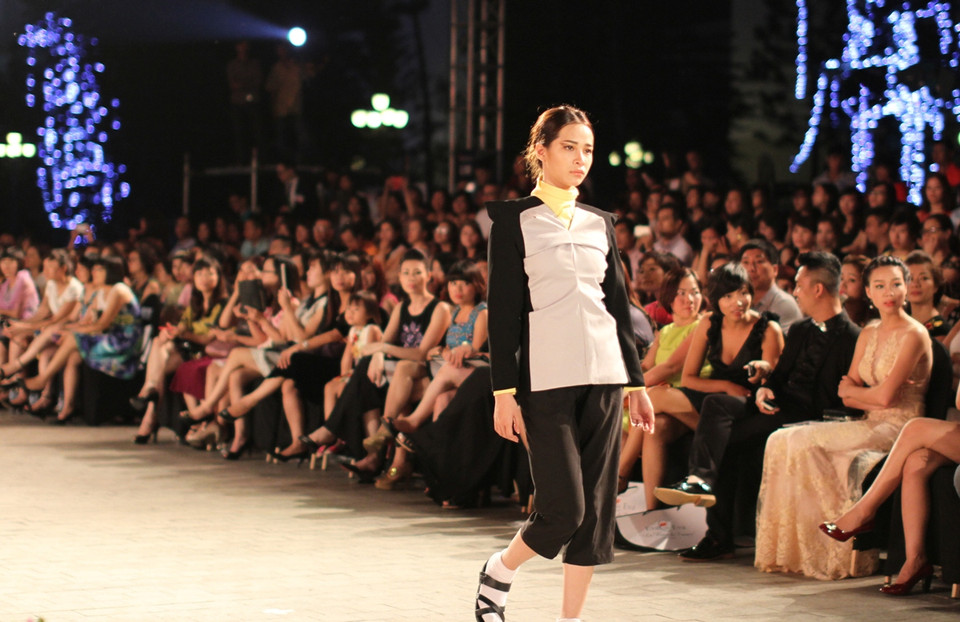 Bộ sưu tập sử dụng chủ yếu gam màu trầm. (Ảnh: Xuân Mai/Vietnam+)