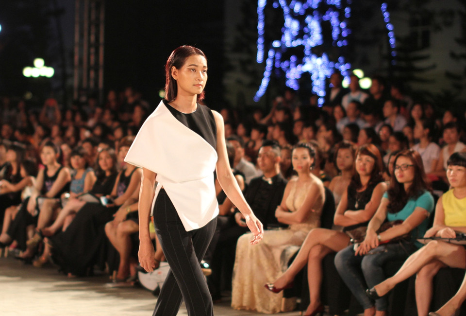 Hoặc những sắc màu đối lập. (Ảnh: Xuân Mai/Vietnam+)