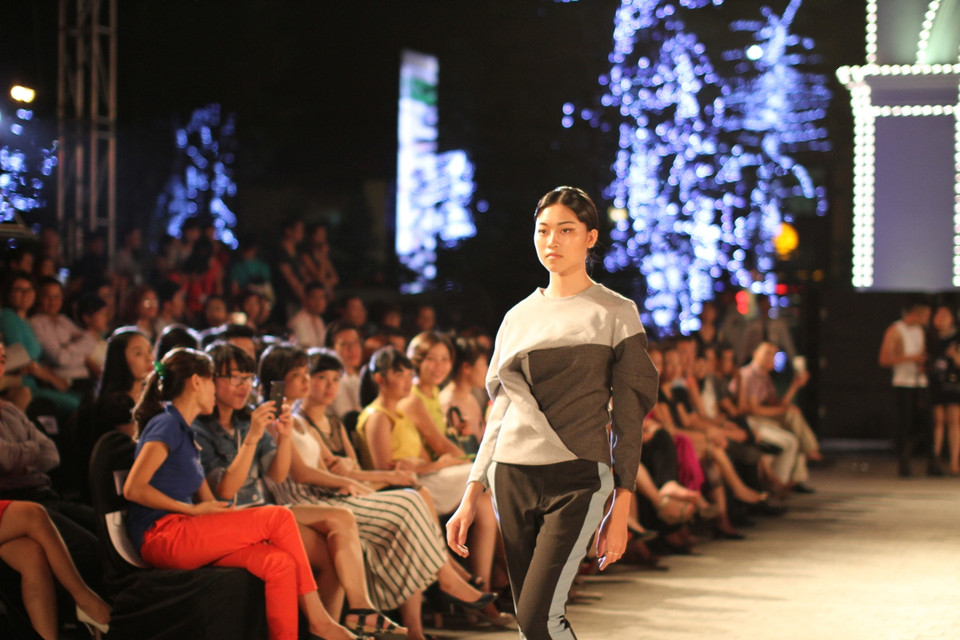 Cô hứng thú với phong cách thời trang tối giản. (Ảnh: Xuân Mai/Vietnam+)