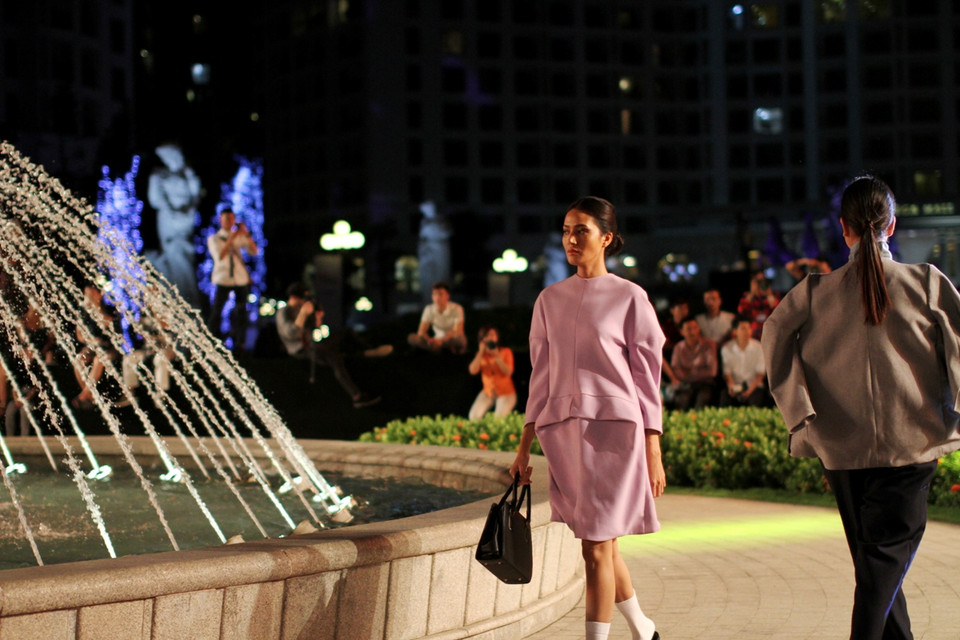 Để không tạo cảm giác đơn điệu cho trang phục. (Ảnh: Xuân Mai/Vietnam+)