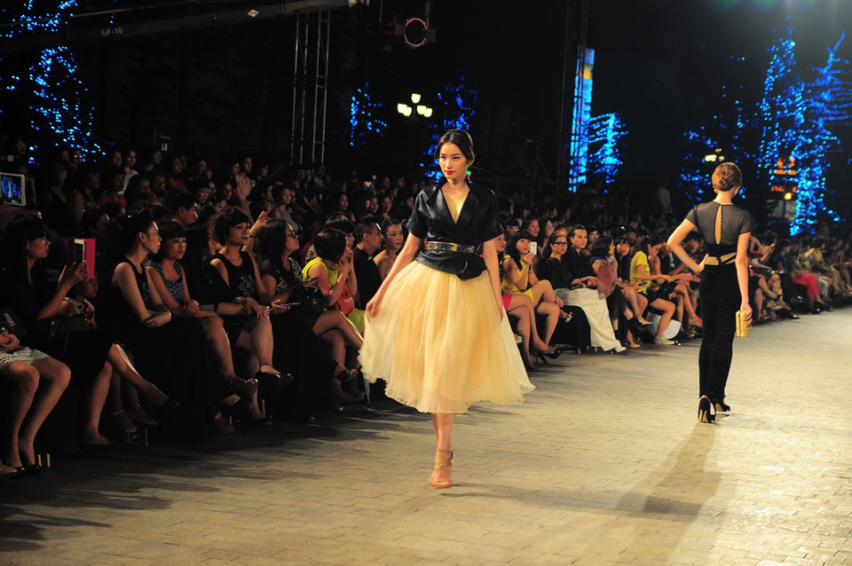 Những thiết kế vẫn toát lên vẻ nữ tính, tự tin của phái nữ. (Ảnh: Xuân Mai/Vietnam+)