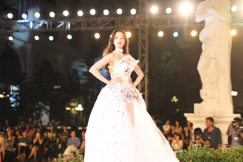Một thiết kế ấn tượng và thể hiện quyền lực của phái đẹp. (Ảnh: Xuân Mai/Vietnam+)
