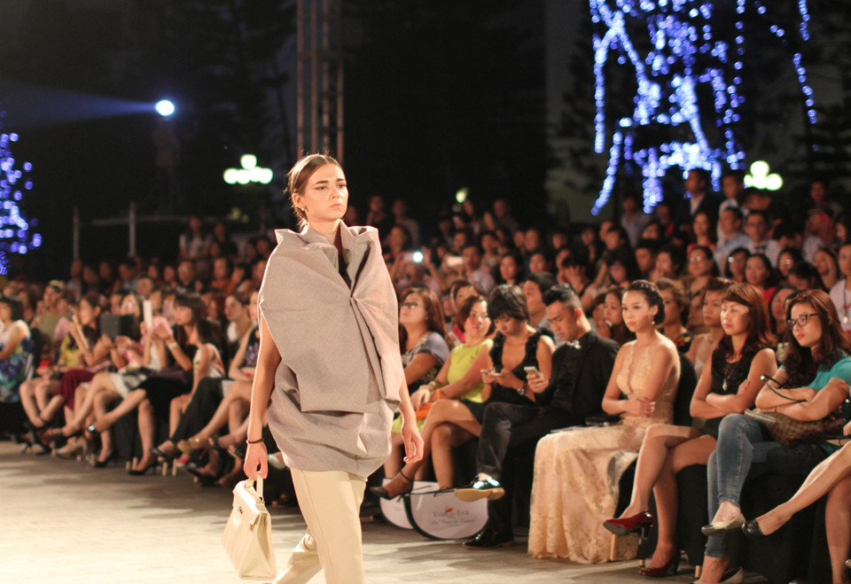 Cách tạo khối ấn tượng thể hiện tay nghề của Bảo Loan. (Ảnh: Xuân Mai/Vietnam+)