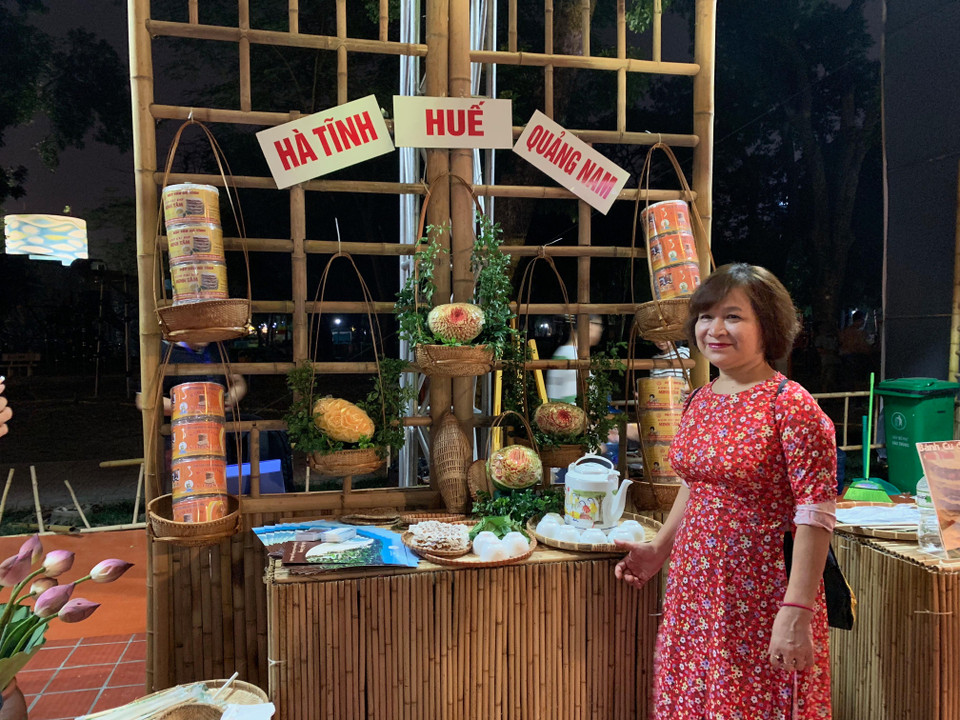 Lễ hội được thiết kế mang sắc thái truyền thống hài hòa với không gian xanh của công viên, tạo sự gần gũi, ấn tượng. (Ảnh: M.Mai/Vietnam+)