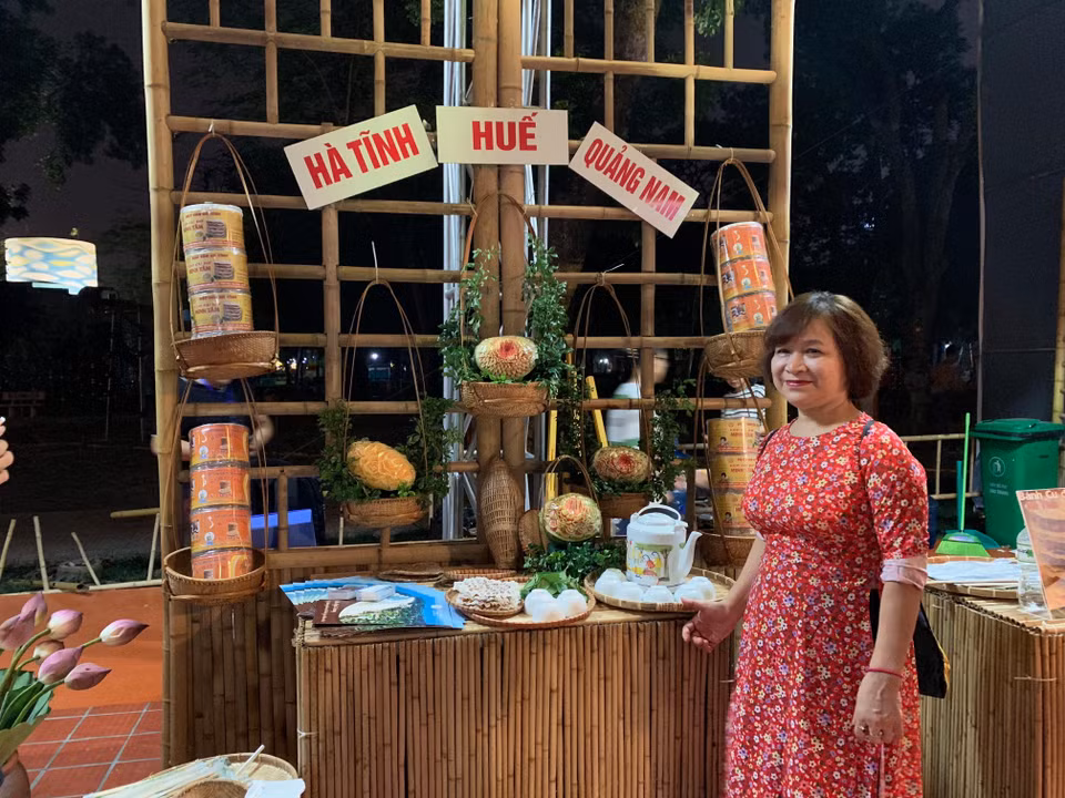 Lễ hội được thiết kế mang sắc thái truyền thống hài hòa với không gian xanh của công viên, tạo sự gần gũi, ấn tượng. (Ảnh: M.Mai/Vietnam+)