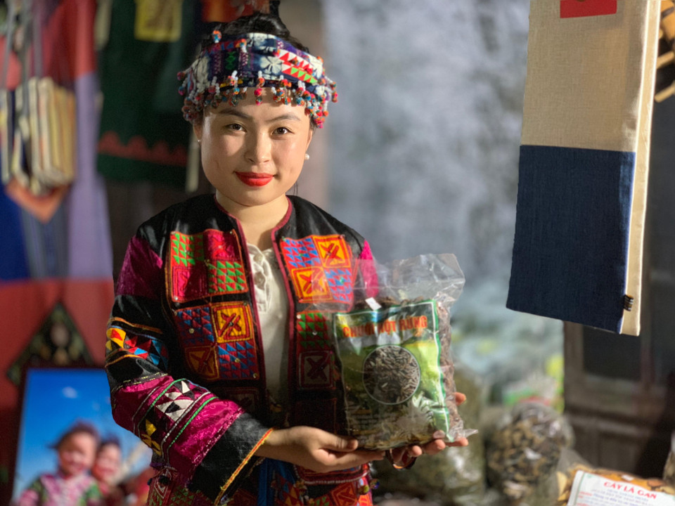 Cô gái Hà Giang về xuôi mang theo đặc sản vùng cao. (Ảnh: M.Mai/Vietnam+)