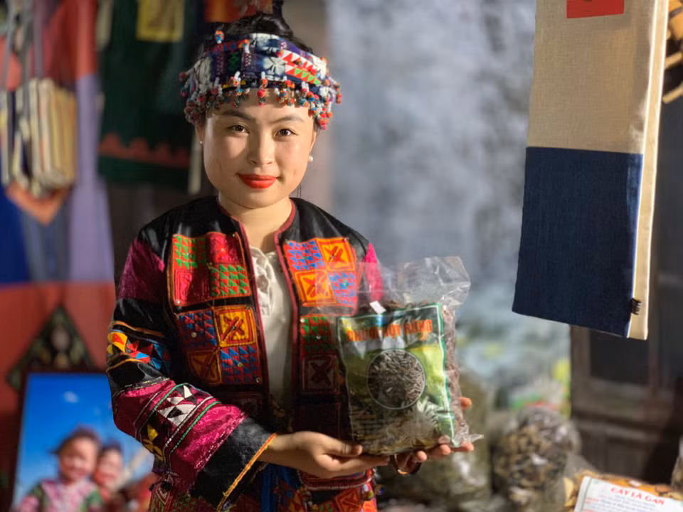 Cô gái Hà Giang về xuôi mang theo đặc sản vùng cao. (Ảnh: M.Mai/Vietnam+)
