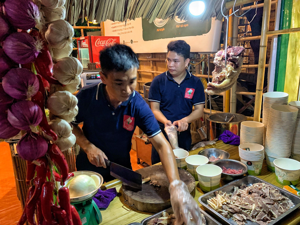 Chắc chắn phở là món ăn không thể thiếu trong không gian giới thiệu về những tinh túy ẩm thực này. (Ảnh: M.Mai/Vietnam+)