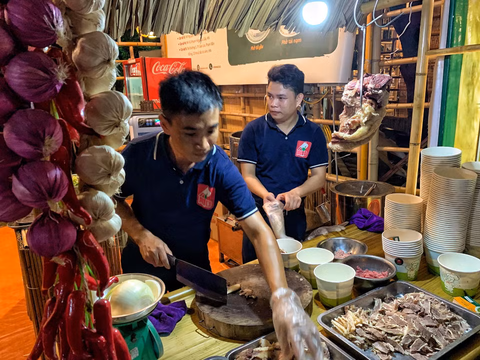 Chắc chắn phở là món ăn không thể thiếu trong không gian giới thiệu về những tinh túy ẩm thực này. (Ảnh: M.Mai/Vietnam+)