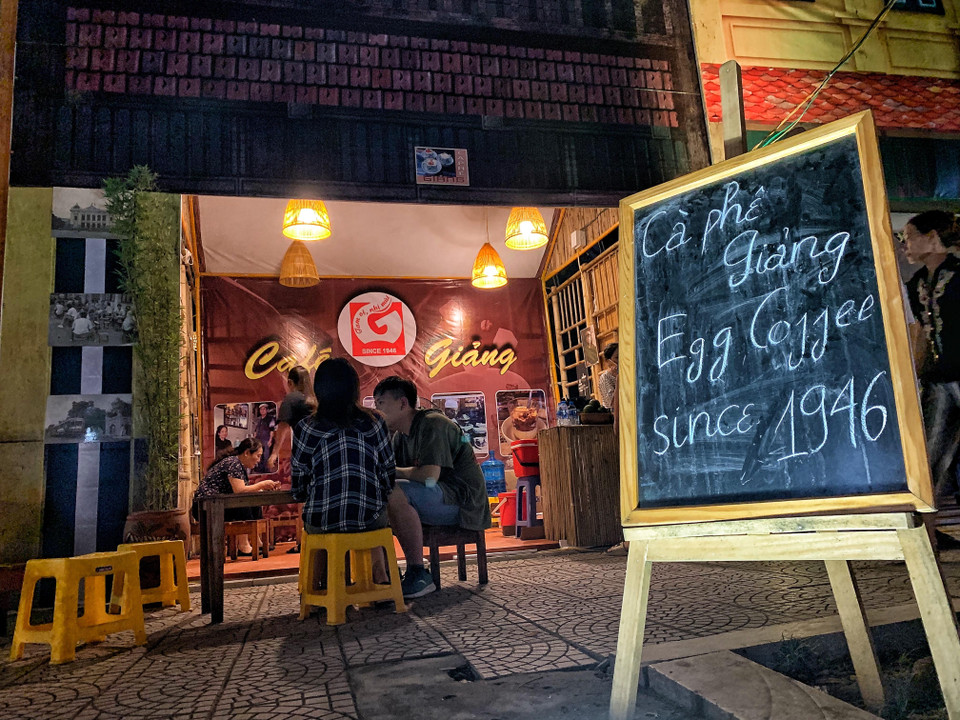 Càphê Giảng hiện diện như một thanh âm trầm sâu lắng giữa không khí lễ hội ẩm thực huyên náo, sôi động. (Ảnh: M.Mai/Vietnam+)