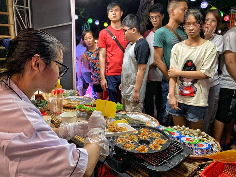 Món trứng cút chiên bạch tuộc rất được các thực khách nhí ưa chuộng. (Ảnh: M.Mai/Vietnam+)