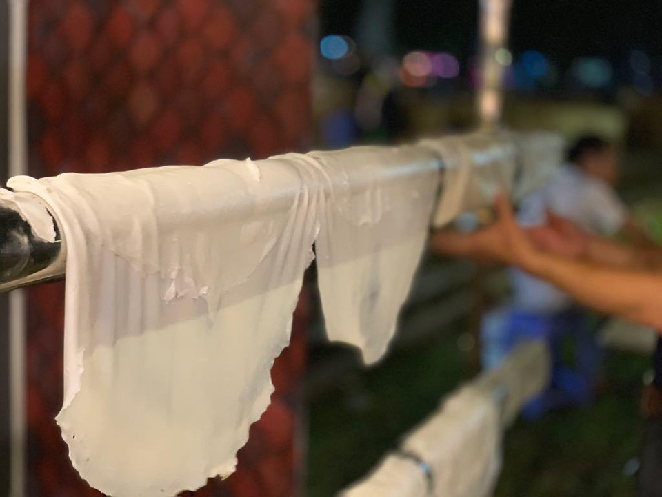 Điểm đặc biệt là bánh phở ở đây được làm hoàn toàn thủ công. Bánh phở tráng xong đem phơi ráo trước khi được cắt bằng giao to bản. (Ảnh: M.Mai/Vietnam+)