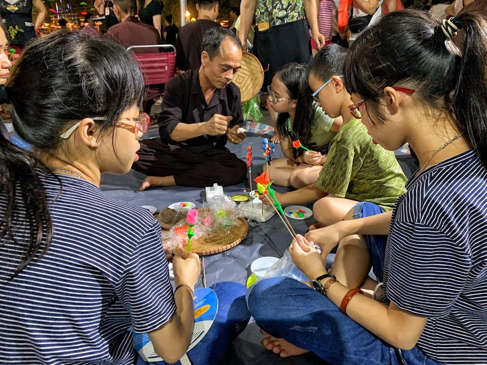 Các em nhỏ được tập nặn tò he. (Ảnh: M.Mai/Vietnam+)