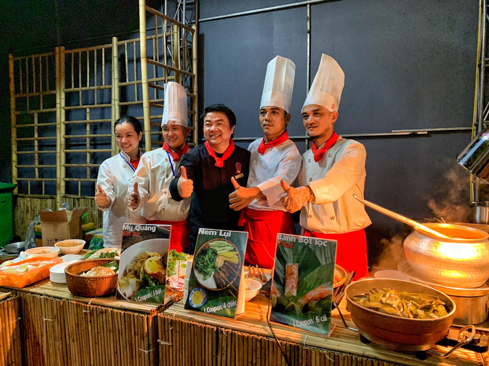  Món ăn do các cơ sở, gia đình có nghề chế biến ẩm thực gia truyền, các nghệ nhân ẩm thực đại diện cho các vùng miền thể hiện.(Ảnh: M.Mai/Vietnam+)