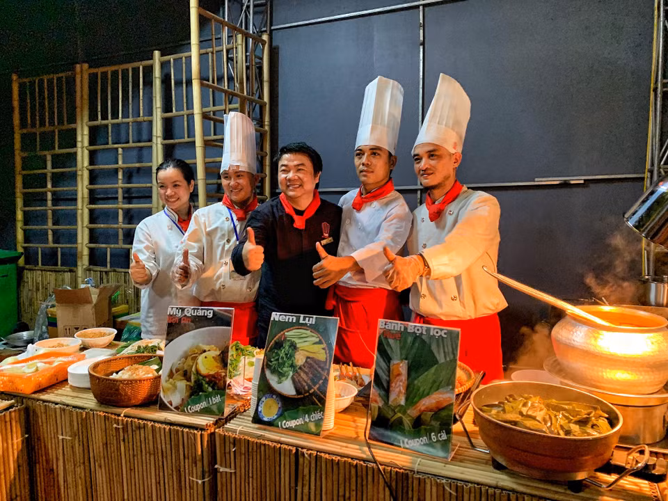  Món ăn do các cơ sở, gia đình có nghề chế biến ẩm thực gia truyền, các nghệ nhân ẩm thực đại diện cho các vùng miền thể hiện.(Ảnh: M.Mai/Vietnam+)
