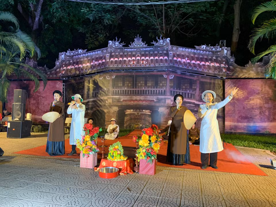 Ban tổ chức đã tái hiện không gian văn hóa tượng trưng tiêu biểu của các vùng miền như hình ảnh ngôi làng cổ vùng đồng bằng Bắc Bộ, phố cổ Hà Nội, phố cổ Hội An (biểu tượng miền Trung), hình ảnh chợ Bến Thành (biểu tượng miền Nam). (Ảnh: M.Mai/Vietnam+)