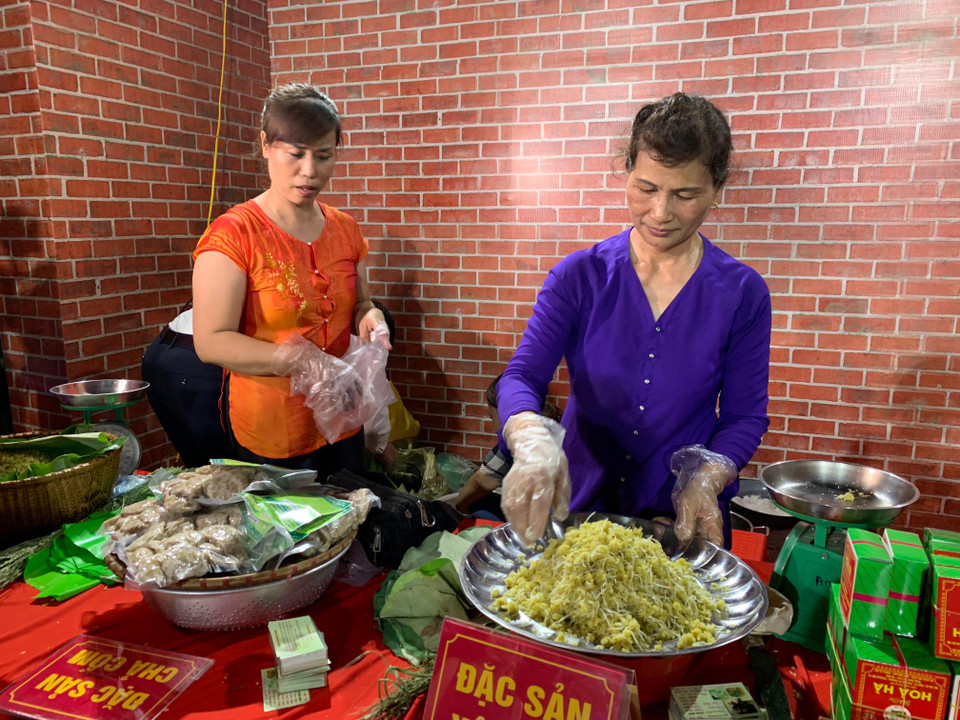 Gian hàng cốm, xôi cốm làng Mễ Trì. (Ảnh: M.Mai/Vietnam+)