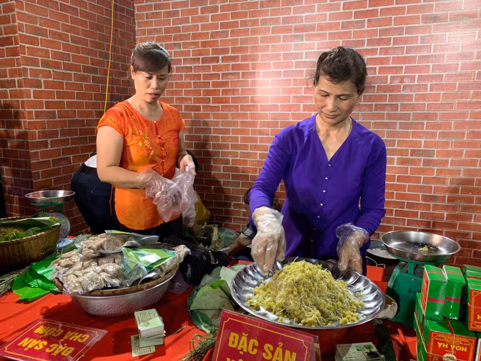 Gian hàng cốm, xôi cốm làng Mễ Trì. (Ảnh: M.Mai/Vietnam+)