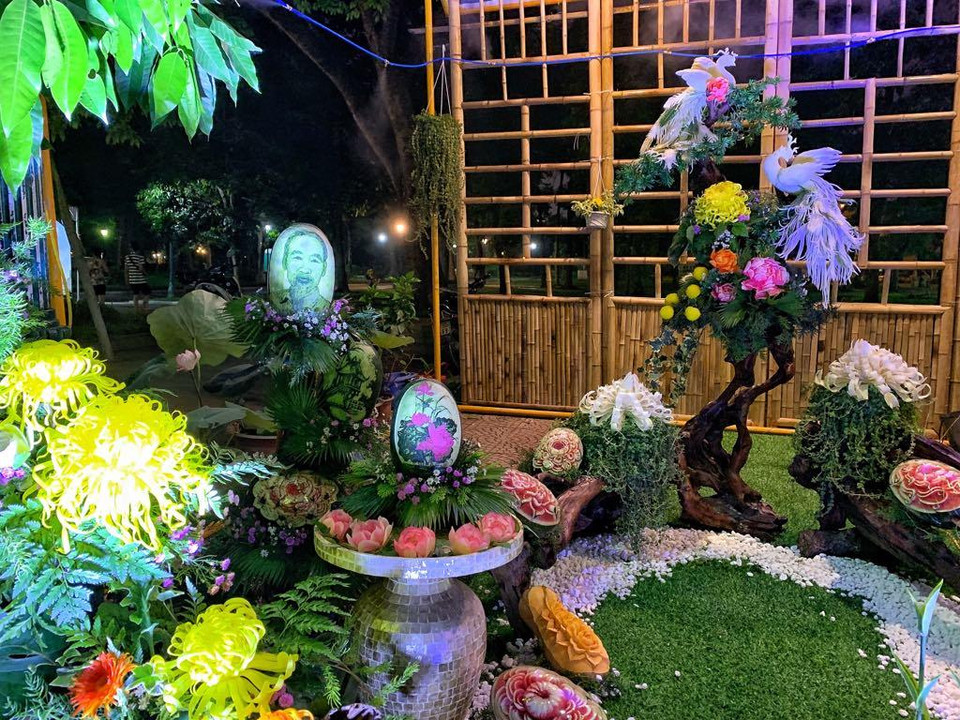 Gian hàng với các tác phẩm tạo hình được cắt tỉa từ trái cây. (Ảnh: M.Mai/Vietnam+)