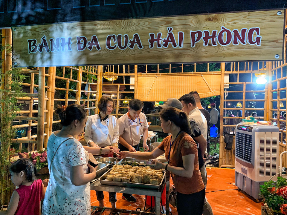 Ẩm thực Hải Phòng vẫn được đông đảo người dân biết đến với món bánh đa cua, nem cua bể... (Ảnh: M.Mai/Vietnam+)
