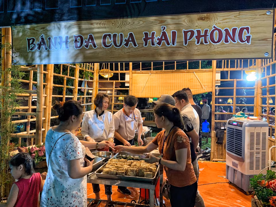 Ẩm thực Hải Phòng vẫn được đông đảo người dân biết đến với món bánh đa cua, nem cua bể... (Ảnh: M.Mai/Vietnam+)