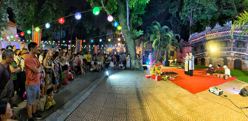 Và nhận được rất nhiều sự quan tâm của công chúng Thủ đô. (Ảnh: M.Mai/Vietnam+)