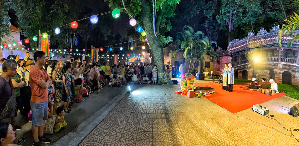 Và nhận được rất nhiều sự quan tâm của công chúng Thủ đô. (Ảnh: M.Mai/Vietnam+)