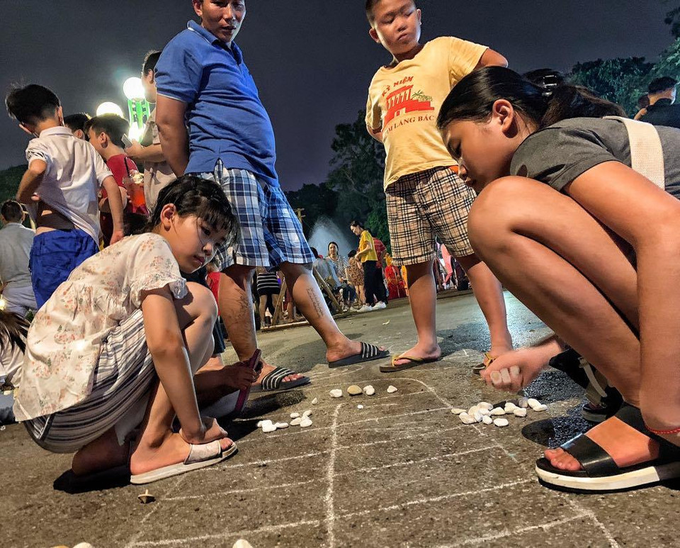 Lễ hội cũng trình diễn một số loại hình nghệ thuật, trò chơi truyền thống như ô ăn qua, đi cà kheo... (Ảnh: M.Mai/Vietnam+)