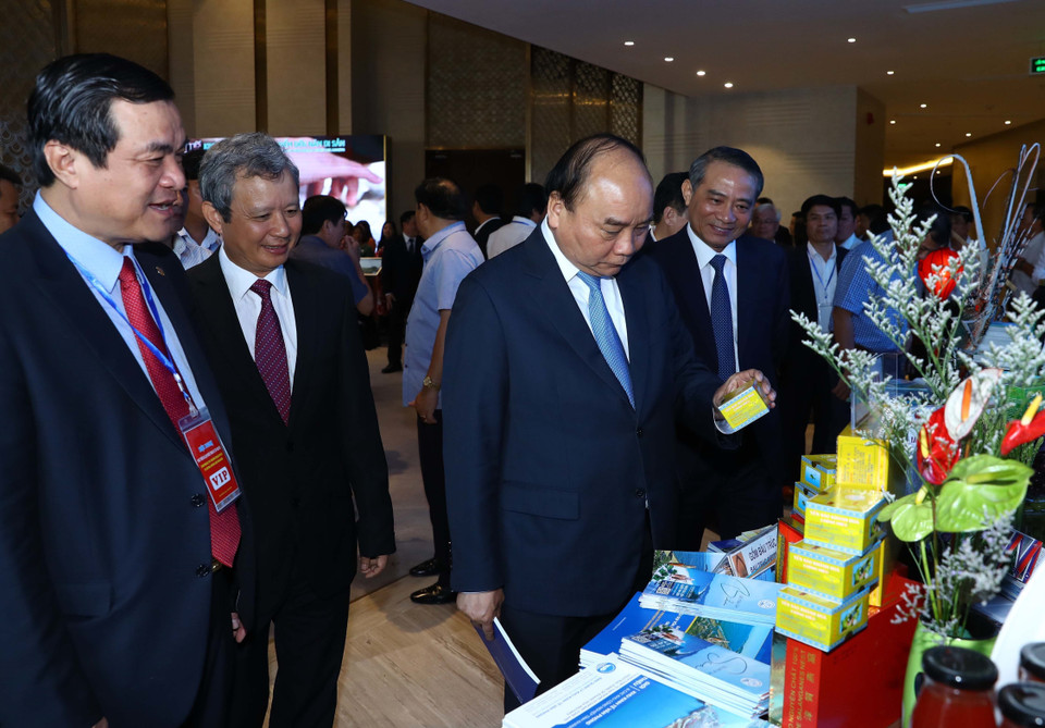 Thủ tướng Nguyễn Xuân Phúc và các đại biểu thăm các gian hàng trưng bày tại hội nghị. (Ảnh: Thống Nhất/TTXVN)