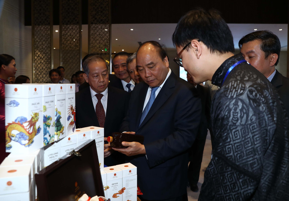 Thủ tướng Nguyễn Xuân Phúc và các đại biểu thăm các gian hàng trưng bày tại hội nghị. (Ảnh: Thống Nhất/TTXVN)
