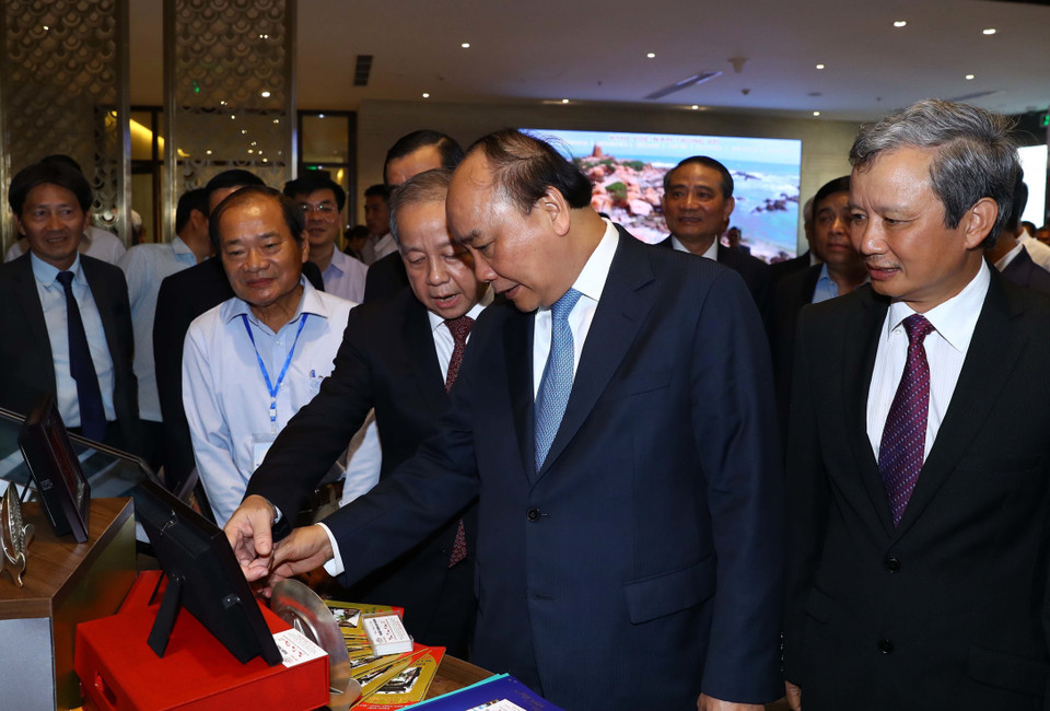 Thủ tướng Nguyễn Xuân Phúc và các đại biểu thăm các gian hàng trưng bày tại hội nghị. (Ảnh: Thống Nhất/TTXVN)