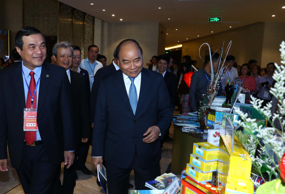 Thủ tướng Nguyễn Xuân Phúc và các đại biểu thăm các gian hàng trưng bày tại hội nghị. (Ảnh: Thống Nhất/TTXVN)