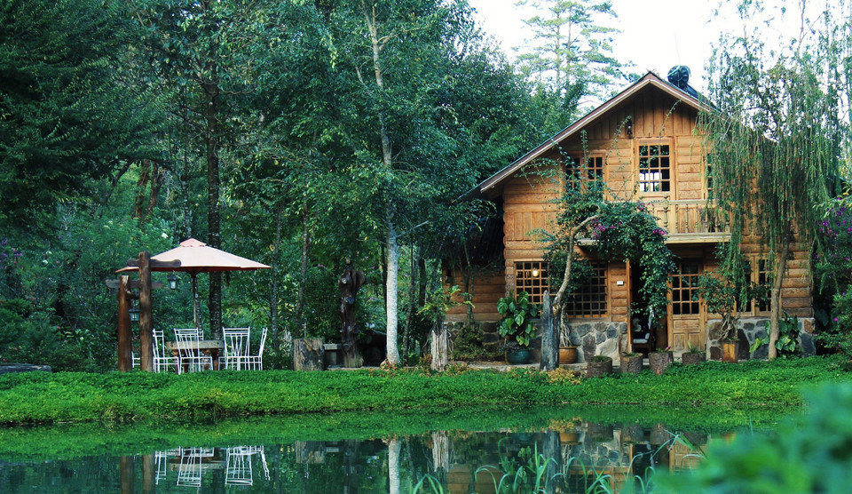 Thế nhưng, sau một thời gian, do nhiều người bạn yêu mến phong cảnh non nước hữu tình nơi đây đã động viên anh mở rộng khu nghỉ và mở cửa cho khách vào thăm quan, lưu trú. (Ảnh: Xuân Mai/Vietnam+)