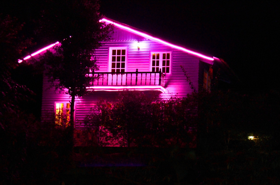 Chủ nhân thích màu tím là lý do du khách đến đây được thưởng lãm những ngôi nhà gỗ tím thơ mộng và lung linh trong đêm như thế này. (Ảnh: Xuân Mai/Vietnam+)