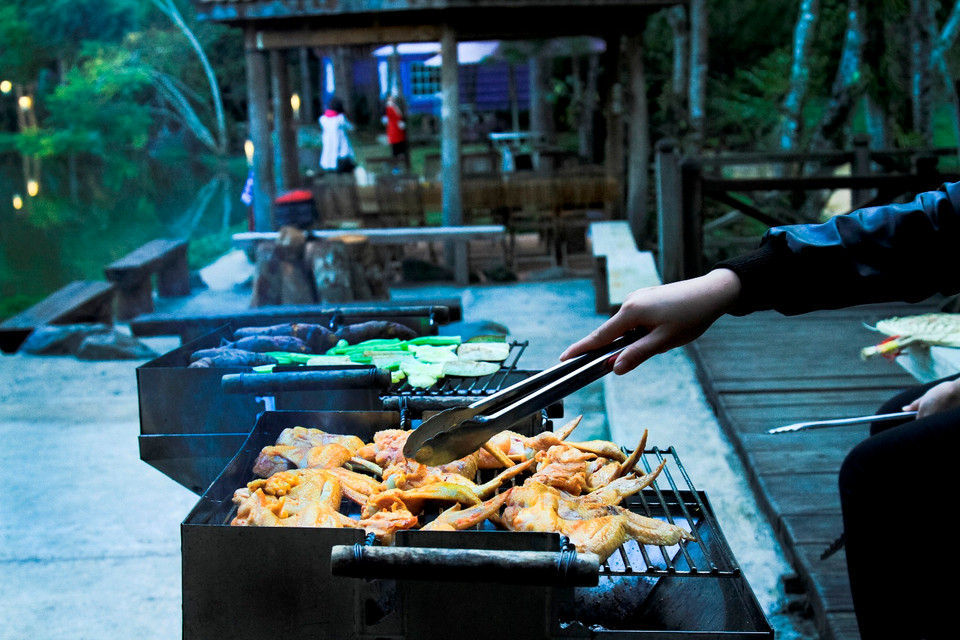 Tiệc nướng dành cho những lữ khách nghỉ qua đêm. (Ảnh: Xuân Mai/Vietnam+)