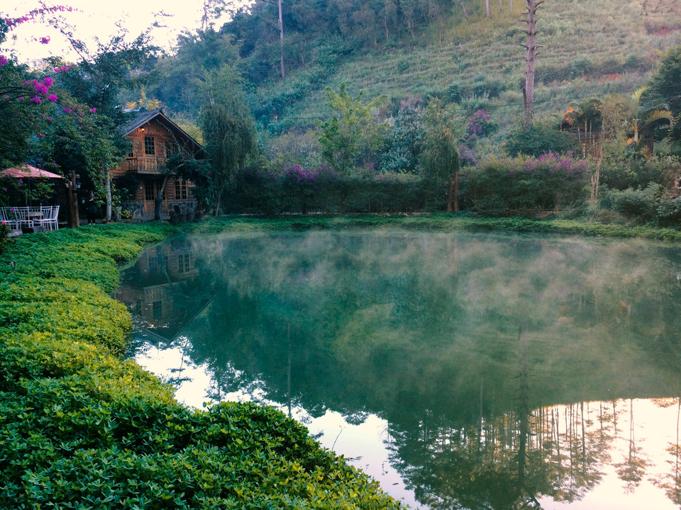 Bước vào đây trong một sớm mai bảng lảng khói sương cảm giác như vừa trút bỏ được chiếc áo nắng bụi và chật chội để thảnh thơi tận hưởng không khí trong trẻo, tinh khôi ở nơi 'thâm sơn cùng cốc.' (Ảnh: Xuân Mai/Vietnam+)