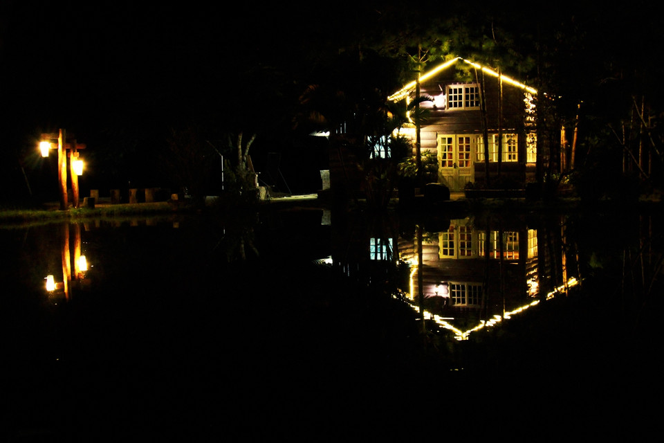 Chục năm trước, do điện lưới quốc gia chưa vào đến đây nên gia đình anh Liêm và một vài hộ dân phải tự kéo điện về. (Ảnh: Xuân Mai/Vietnam+)