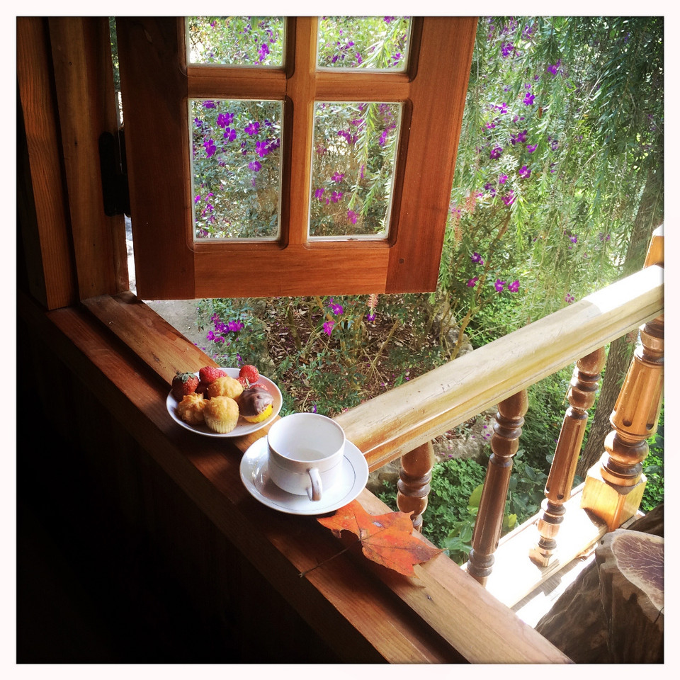 Vì thế khách có thể ở lại trong những căn nhà tuyệt đẹp để đón bình minh bên khung cửa sổ gỗ ngập tràn sắc hoa tím lãng mạn. (Ảnh: Xuân Mai/Vietnam+)