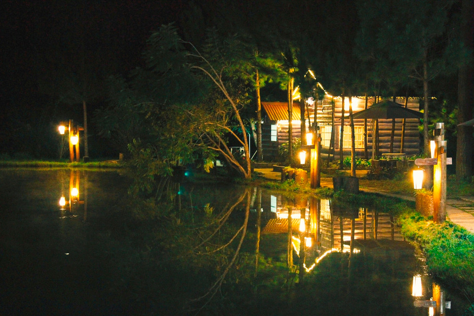 Ở nơi 'thâm sơn cùng cốc' này, những căn nhà gỗ màu tím dường như là để dành cho những bước chân lữ khách. (Ảnh: Xuân Mai/Vietnam+)