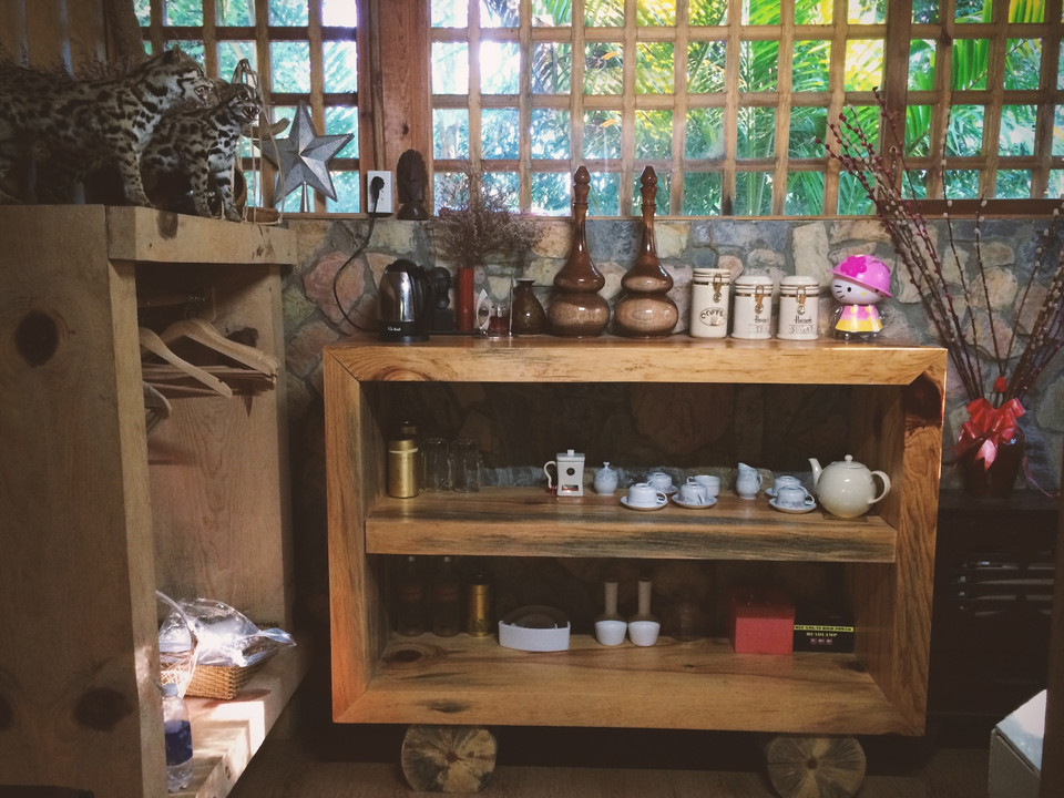 Nội thất trong căn nhà gỗ được chủ nhân chăm chút tỉ mỉ đầy tính nghệ thuật từng góc nhỏ. Thậm chí góc bếp cũng trang trí khá cầu kỳ. (Ảnh: Xuân Mai/Vietnam+)