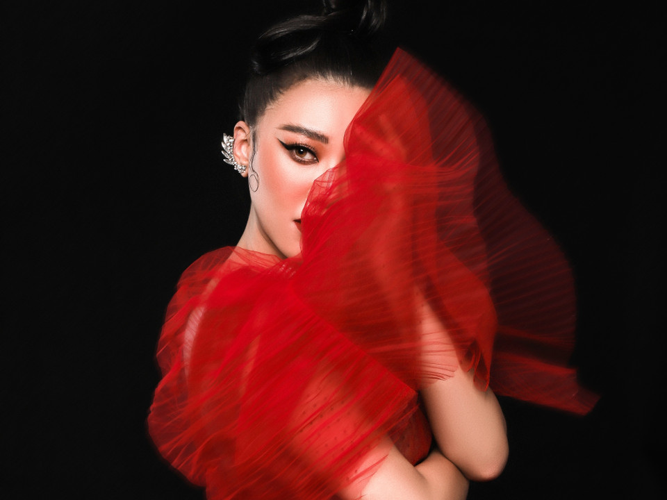 Để đánh dấu mốc giảm cân của mình, Á hậu Kim Duyên thực hiện bộ ảnh mới, diện bộ váy lưới màu đỏ, kiểu dáng bồng bềnh đầy quyến rũ và ma mị. (Ảnh: CTV/Vietnam+)