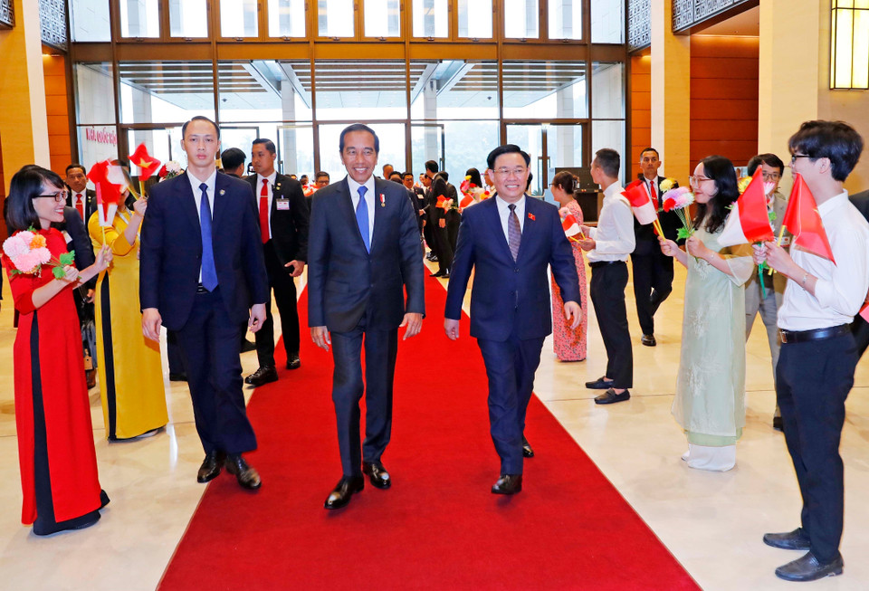 Chủ tịch Quốc hội Vương Đình Huệ đón Tổng thống Indonesia Joko Widodo. (Ảnh: Nhan Sáng/TTXVN)