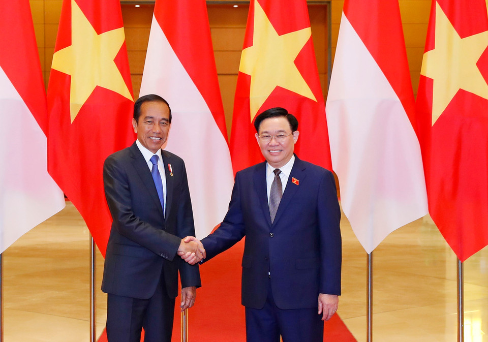 Chủ tịch Quốc hội Vương Đình Huệ với Tổng thống Indonesia Joko Widodo. (Ảnh: Nhan Sáng/TTXVN)