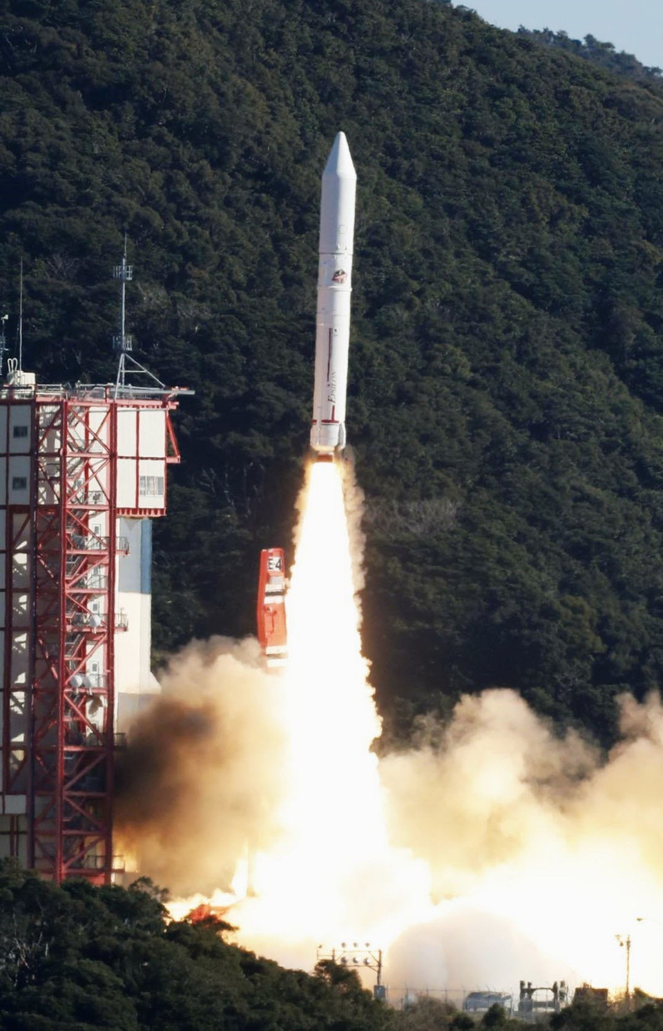 Tên lửa Epsilon rời khỏi bệ phóng lúc 7h50 phút 20 giây sáng 18/1/2019 tại Trung tâm Vũ trụ Uchinoura, tỉnh Kagoshima. (Ảnh: Kyodo/TTXVN)