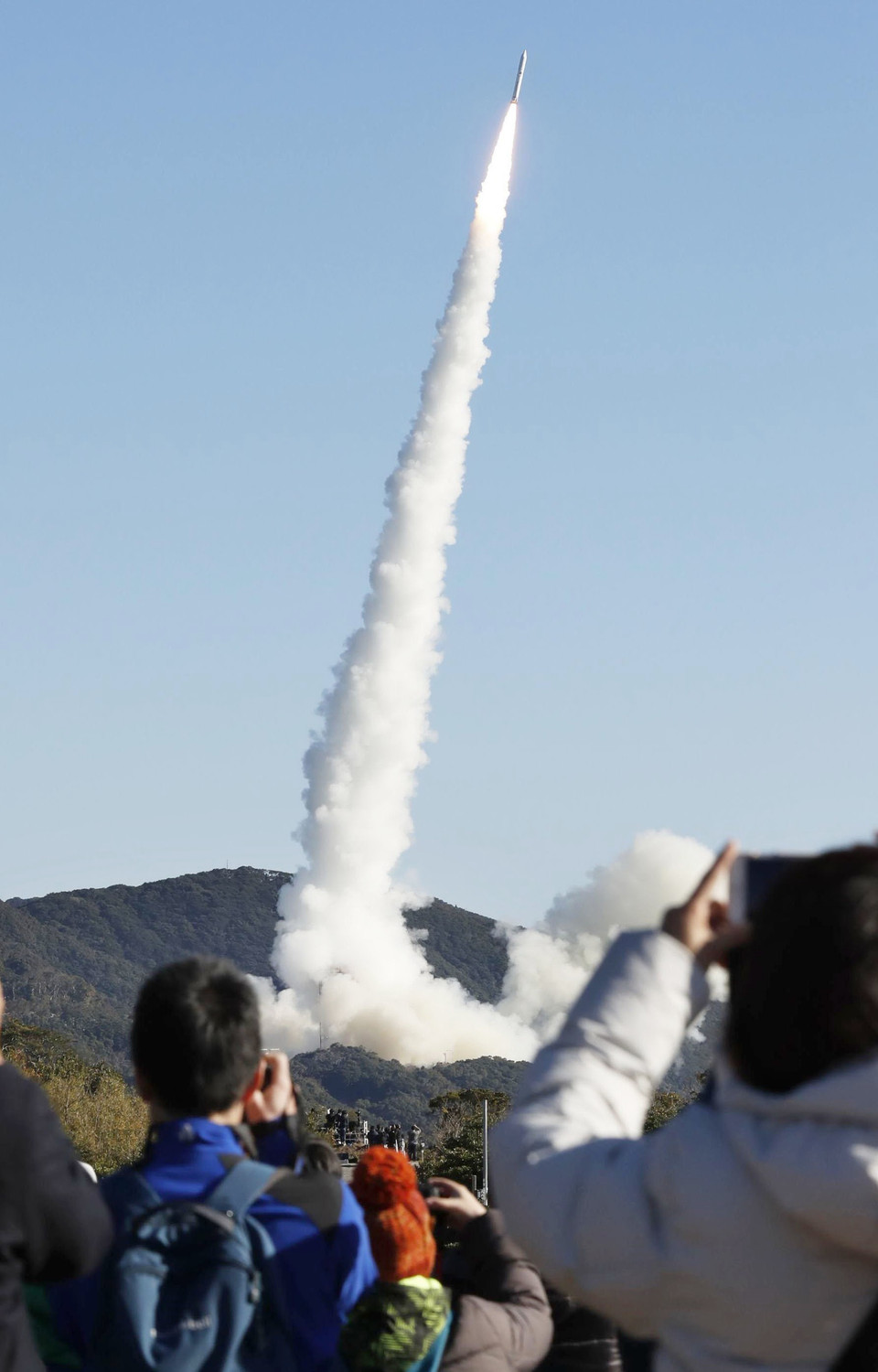 Tên lửa Epsilon rời khỏi bệ phóng lúc 7h50 phút 20 giây sáng 18/1/2019 tại Trung tâm Vũ trụ Uchinoura, tỉnh Kagoshima. (Ảnh: Kyodo/TTXVN)