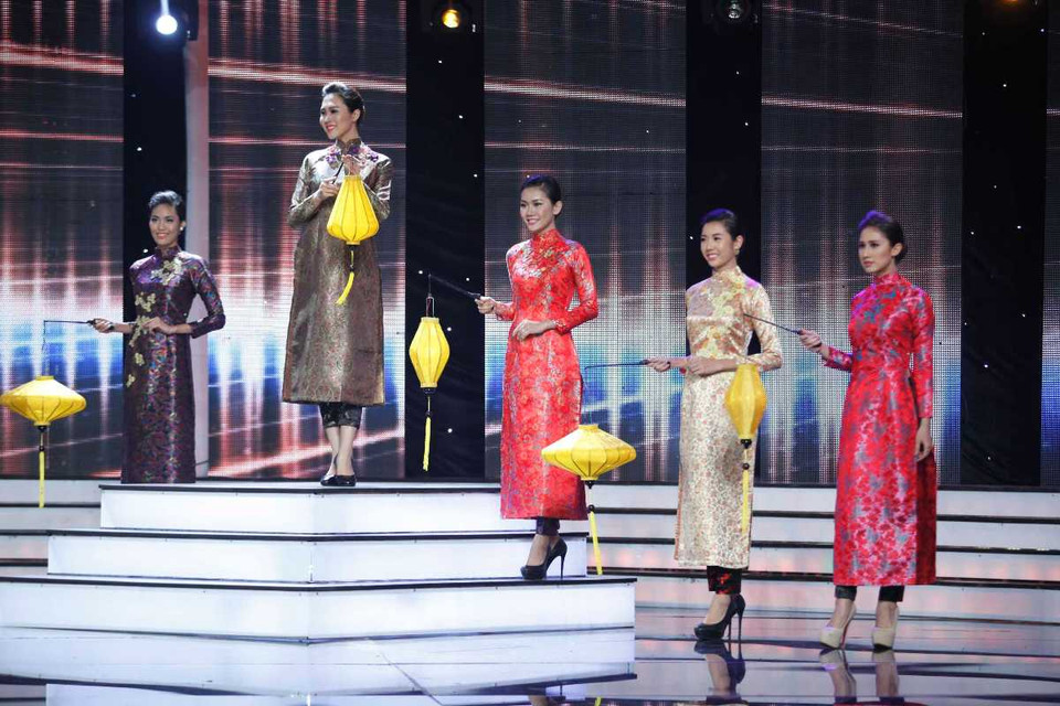  Phần dàn dựng của biên đạo Việt kiều Alexander Tú giúp 12 thí sinh khéo léo khoe nét đẹp riêng và sự duyên dáng. (Ảnh: Ân Nguyễn)