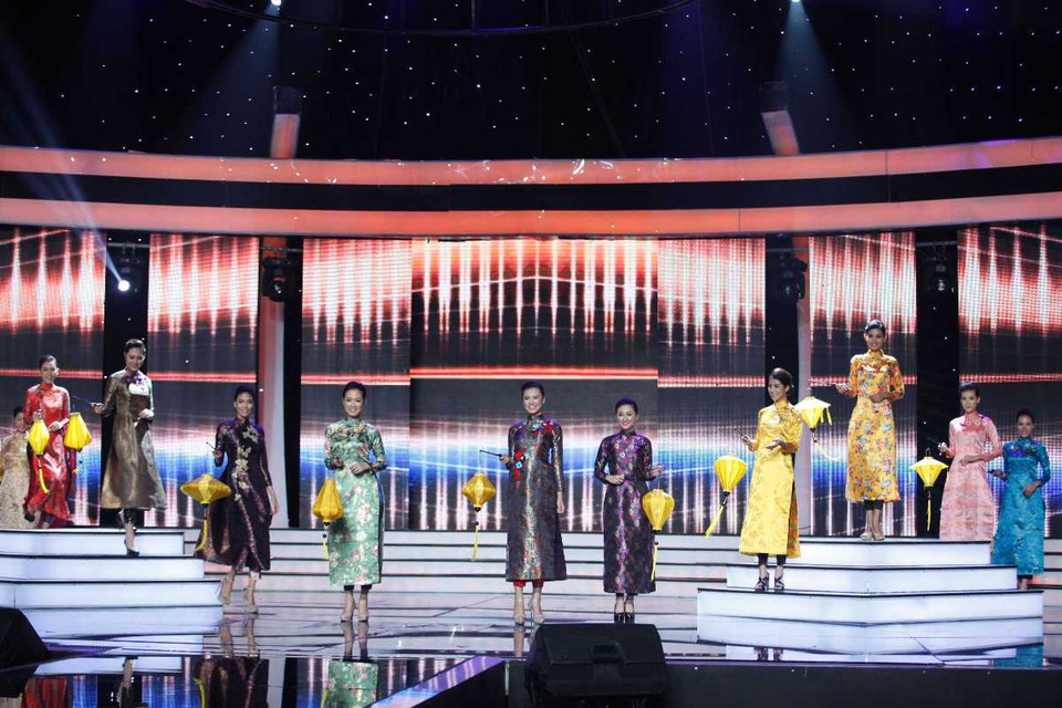 BST áo dài lấy cảm hứng từ những đêm trăng rằm Hội An lung linh và huyền ảo. (Ảnh: Ân Nguyễn)