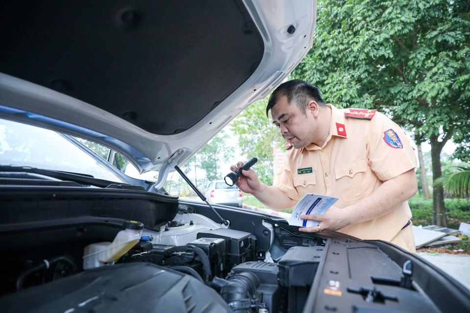 Cảnh sát giao thông tham gia tập huấn công tác đăng kiểm. (Ảnh: TTXVN phát)